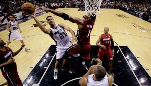 Tim Duncan (l.) führte seine Spurs zum Sieg in Spiel 1 der Finals gegen Miami