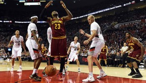 LeBron James (m.) verlor mit seinen Cleveland Cavaliers bereits das zweite von drei Spielen