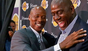 Magic Johnson (r.) hofft auf einen hohen Draftpick für die Los Angeles Lakers