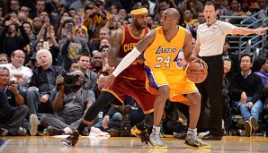 Sieben Titel in einem Bild: Kobe Bryant (r.) im One-on-one mit LeBron James