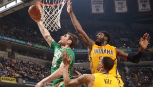Tyler Zeller (l.) führte die Celtics mit 18 Punkten zum Sieg über Indiana