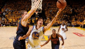 Stephen Curry (M.) und die Golden State Warriors sichern sich Spiel 1 der NBA Finals