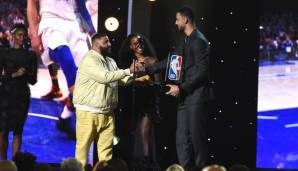 DJ Khaled übergibt Ben Simmons den Award zum Rookie of the Year.