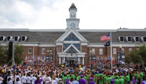Die Eröffnung ist nun knapp eine Woche her. Dritt- und Viertklässler werden dort bereits unterrichtet. Zur Einweihung in Akron, Ohio herrschte Volksfeststimmung, die Leute strömten zur neuen Schule.
