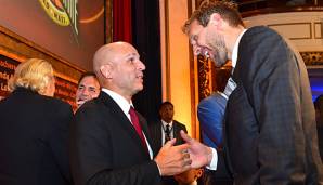 Dirk Nowitzki gratuliert seinem ehemaligen Mitspieler Jason Kidd zur Aufnahme in die Hall of Fame.