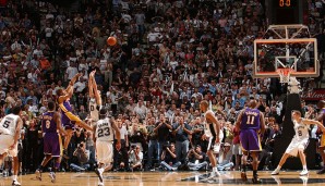 Platz 12: DEREK FISHER – Apropos verrückte Gamewinner: Gegen die Spurs 2005 blieben den Lakers nur noch 0,4 Sekunden, um das Spiel zu drehen. Unmöglich sollte man meinen, doch Fisher schickte den Ball per Catch&Shoot rechtzeitig auf die Reise – und traf.