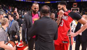 DeMarcus Cousins in Zivil im Gespräch mit Pelicans-Coach Alvin Gentry und Anthony Davis.