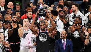 Kevin Durant gewinnt beim All-Star Game 2019 die MVP-Trophäe.