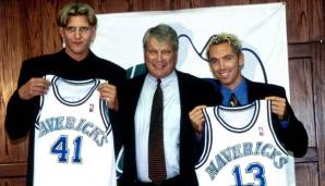 Dirk Nowitzki, Don Nelson und Steve Nash am Tag ihrer Vorstellung im Jahr 1998.