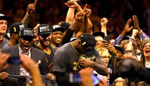 Die Saison endete allerdings ganz anders, als es sich die Dubs vorgestellt hatten. In Spiel 7 der NBA Finals in Oracle sicherten LeBron James und Kyrie Irving den Cavs den ersten Titel der Franchise-Geschichte.