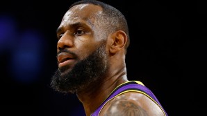 LeBron James wird die Saison bei den Los Angeles Lakers zu Ende spielen.