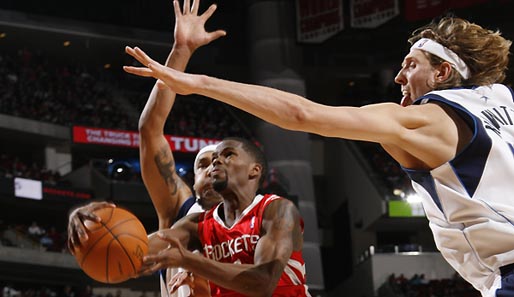 Rockets-Spielmacher Aaron Brooks zieht im Spiel gegen Dallas energisch zum Korb