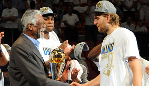NBA-Legende Bill Russell überreicht Dirk Nowitzki die MVP-Trophäe
