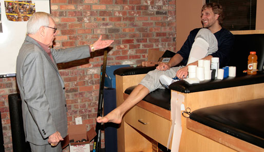 Dirk Nowitzki (r.) hatte zuletzt unter anderem mit Knieproblemen zu kämpfen