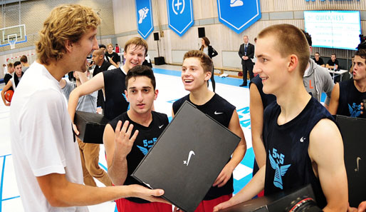 Dirk Nowitzki spricht mit Mert Basar und den anderen Teilnehmern des Nike-Events
