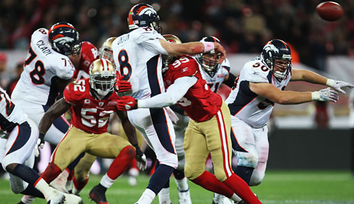 NFL-Action in London: Kyle Orton wird von der 49ers-Defense unter Druck gesetzt
