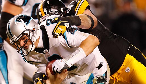 Panthers-Quarterback Jimmy Clausen stand gegen die Steelers-Defense auf verlorenem Posten