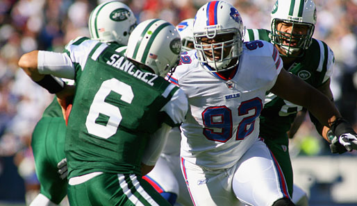 Jets-Quarterback Mark Sanchez steht beim Spiel gegen die Bills mächtig unter Druck