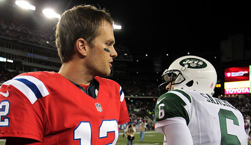 "Auf ein Wort!" Tom Brady (l.) und Mark Sanchez kreuzen nach dem Patriots-Erfolg verbal die Klingen