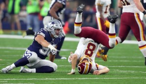 Autsch! Redskins-Quarterback Kirk Cousins (r.) steht nach einem harten Hit Kopf