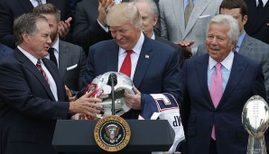 Und Trump erhielt neben dem Trikot vom Titelverteidiger auch noch einen Helm überreicht