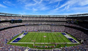Giants&Jets: Seit 2010 tragen die Jets und die Giants im MetLife Stadium ihre Heimspiele aus, 1,6 Milliarden Dollar kostete die Arena. Es ist das einzige NFL-Stadion, in dem zwei Teams zuhause sind. Dementsprechend erstrahlt es wahlweise blau oder grün...