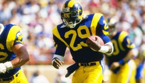 Meiste Rushing Yards in einer Saison: Eric Dickerson - 2105. 1984 stellte Dickerson den Rekord für die Los Angeles Rams auf. Bis heute kam da keiner heran. Am nächsten war Adrian Peterson 2012 mit 2097 Yards.