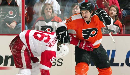 Daniel Carcillo (r.) traf für seine Philadelphia Flyers gegen die Detroit Red Wings