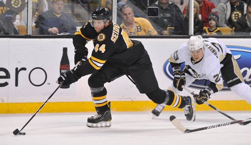 Verteidiger Dennis Seidenberg (l.) würde gerne bei den Boston Bruins bleiben
