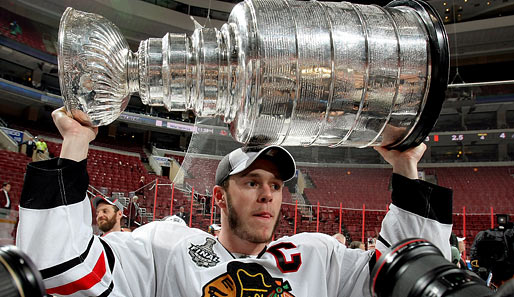 Jonathan Toews wurde die Ehre zuteil, den Stanley Cup als Erster in die Höhe reißen zu dürfen