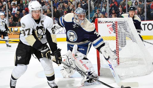 Sidney Crosby (l.) von den Pittsburgh Penguins ist der derzeitige Topscorer der NHL