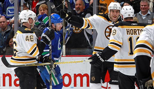 Die Boston Bruins feiern Nathan Hortons (r.) Treffer zum zwischenzeitlichen 1:1-Ausgleich