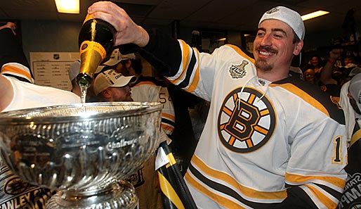 Schampus in den Pott! Tomas Kaberle feierte mit den Boston Bruins den Stanley-Cup-Sieg
