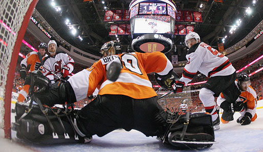 Der Game-Winner von David Clarkson schlägt im Flyers-Tor ein