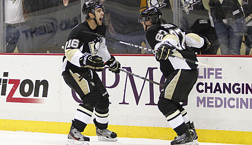 Penguins-Matchwinner Brandon Sutter (l.) wird von Superstar Sidney Crosby gefeiert