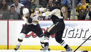 Robert Bortuzzo (l.) und Jordan Caron (r.) im heißen Duell Penguins vs. Bruins