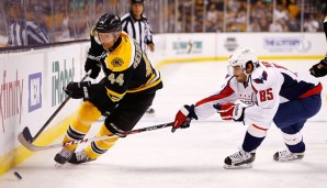 Dennis Seidenberg (l.) fehlt den Boston Bruins bis zum Ende der laufenden NHL-Saison