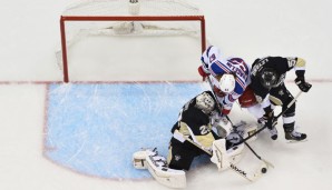 Penguins-Goalie Marc-Andre Fleury (l.) war von den Rangers nicht zu überwinden