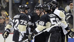 Das war knapp: Die Pittsburgh Penguins feiern den Einzug in die Playoffs.