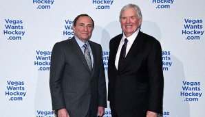 Bill Foley (r.) konnte NHL-Commissioner Gary Bettman von einer neuen Franchise überzeugen