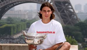 Posiert wird nach dem Triumph - natürlich wieder in vier Durchgängen gegen Federer - standesgemäß vor dem Eiffelturm. Nadal kennt langsam das Prozedere.