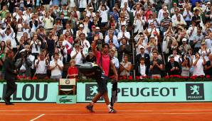 2009 dann die Sensation: Robin Söderling schaltet Senor Nadal völlig überraschend im Achtelfinale aus und beendet damit dessen Siegesserie. Im Finale unterliegt der Schwede dann Federer, der erstmalig in Paris jubeln darf.