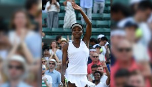 TAG 3: Venus Williams hat nach dem tödlichen Unfall in ihrer Heimat aktuell wahrlich andere Probleme, als Tennisspielen. Dennoch setzte sich die 37-Jährige trotz Satzrückstand gegen Qiang Wang durch, kommt so zumindest auf etwas andere Gedanken.