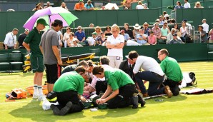 TAG 4: Unschöne Szenen spielten sich am Donnerstag auf Court 17 in Wimbledon ab. Bethanie Mattek-Sands verdrehte sich übel das Knie, schrie laut um Hilfe. Die US-Amerikanerin wurde lange behandelt, kam schlussendlich in ein Krankenhaus. Gute Besserung!