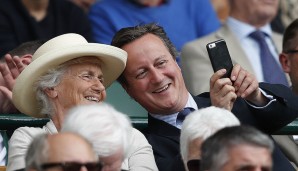 Da schaut auch der ehemalige Britische Premierminister David Cameron begeistert zu. Was er seiner Mutter Mary in der Royal Box auf seinem Handy da wohl zeigt? :-)