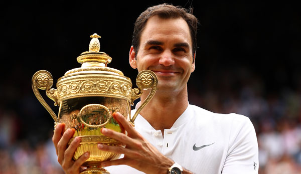 Roger Federer beim Glückwunschmarsch umringt von All-Time-Greats