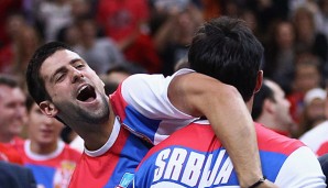 Novak Djokovic, geherzt vom Playing Captain Nenad Zimonjic