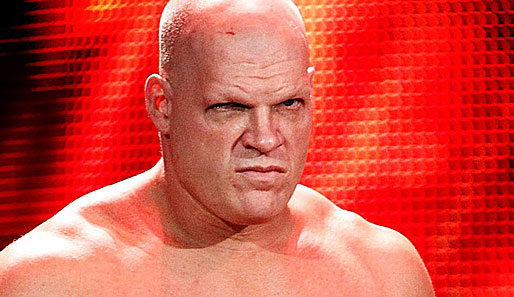 Kane kann seine Gegner auch ohne Maske in Angst und Schrecken versetzen