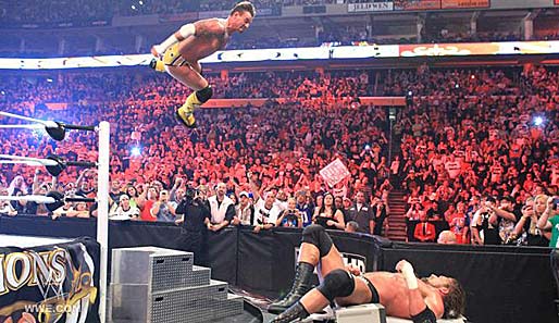 "I can fly!" CM Punk segelt per Flying Elbow Drop auf Triple H hinab