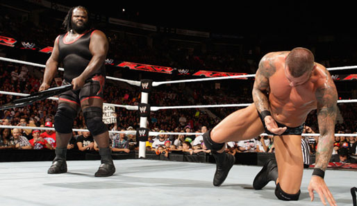 Mark Henry (l.) greift nach dem Welt-Schwergewichts-Titel gegen Champion Randy Orton